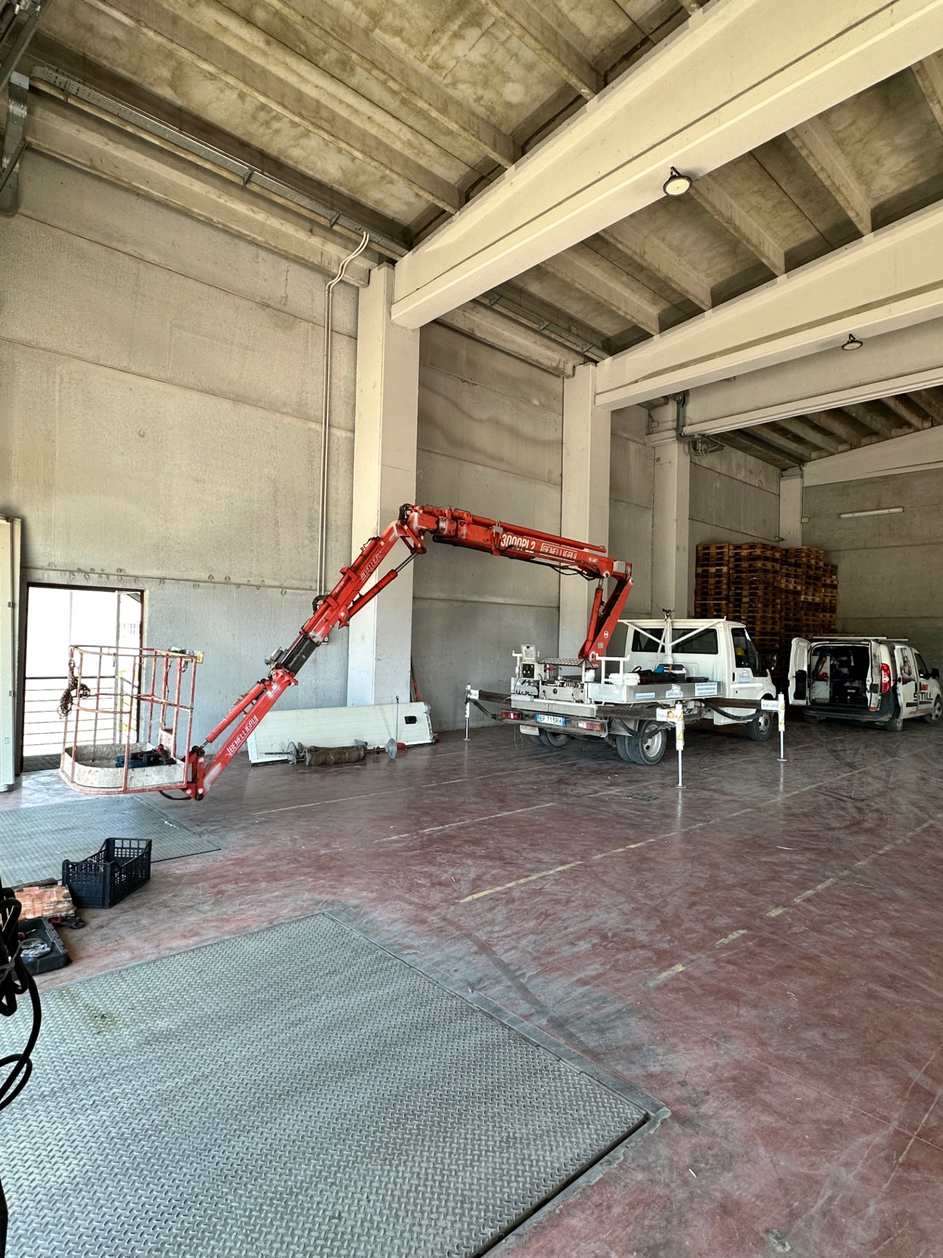 Attrezzature e piattaforme aeree nel capannone dell'azienda