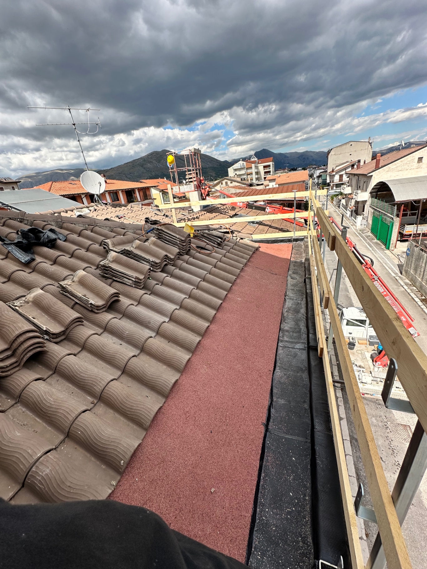 Rifacimento del manto di copertura con guaina e tegole